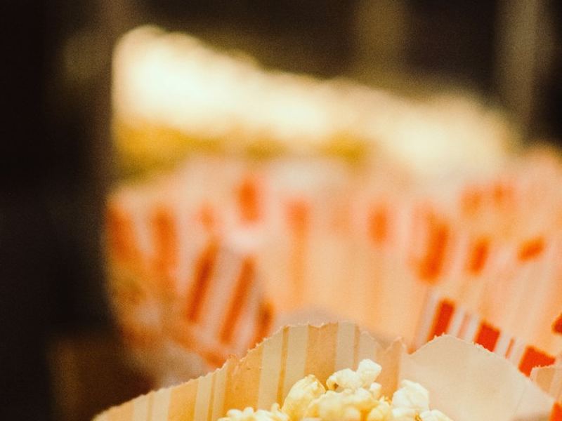 映画を楽しむ人のイメージ写真